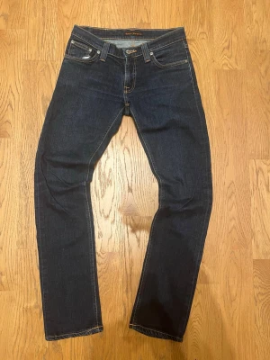 Nudie jeans - Ett par riktigt feta jeans från nudie. Inte använda mycket så perfekt bas för dig som vill få en egen fade på jeans. Storleken är 29 x 32.  Kom privat för minsta fråga. Pris går alltid att diskuteras!