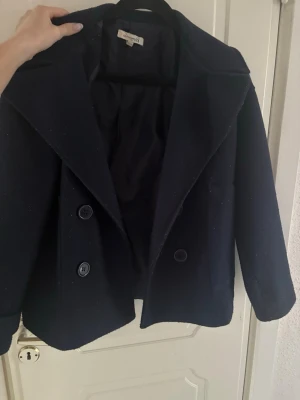 Mörkblå kappa - Säljer denna mörkblåa kappan från Design By Si💕kappan är använd men i bra skick