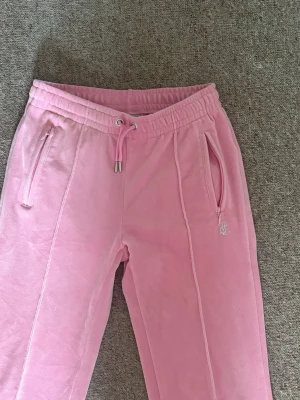 Rosa juicy byxor - Säljer dess rosa juicy byxor i storlek Xs! Byxorna har aldrig kommit till användning och är i nytt skick❣️ordninare pris: 1200kr