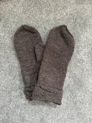 Bruna stickade tumvantar i reflextråd - Bruna stickade tumvantar i enkel design med reflextråd integrerad i garnet🤎Perfekta för kalla och mörka dagar när du vill hålla händerna varma, vara synlig i mörker men ändå se stilren ut.🤎