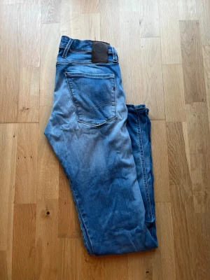 Replay Anbass W28 L32 - Säljer ett par feta Replay Anbass i fint skick. Byxorna har inga deflekter kom PM för fler bilder eller andra funderingar!