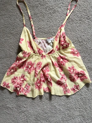 Snygg topp - Snygg subdued topp i storlek S, perfekt till sommaren💗