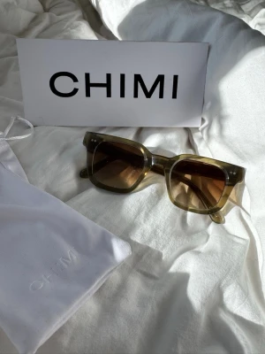 Chimi 04 green - Chimi 04 green, bra skick dustbag och låda medföljer.