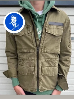 Zadig Voltaire  - Säljer en stilren grön Zadig Voltaire overshirt. Använd ett fåtal gånger, har inga defekter.                     Storlek XS men passar S.                                                🚨NYPRIS 4000 men säljer för 899