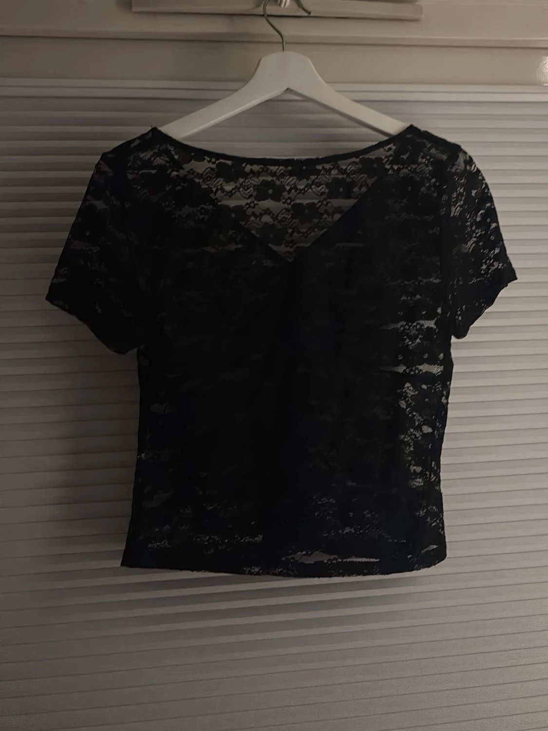 Svart spets topp med v-ringning - 2