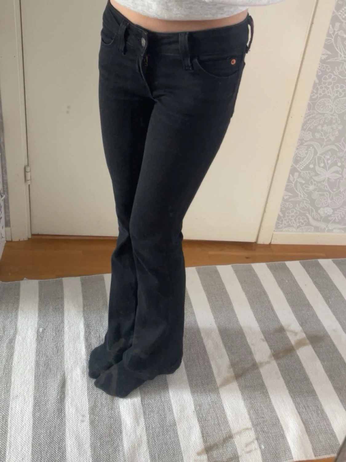 Svarta bootcut jeans från Weekday - 2