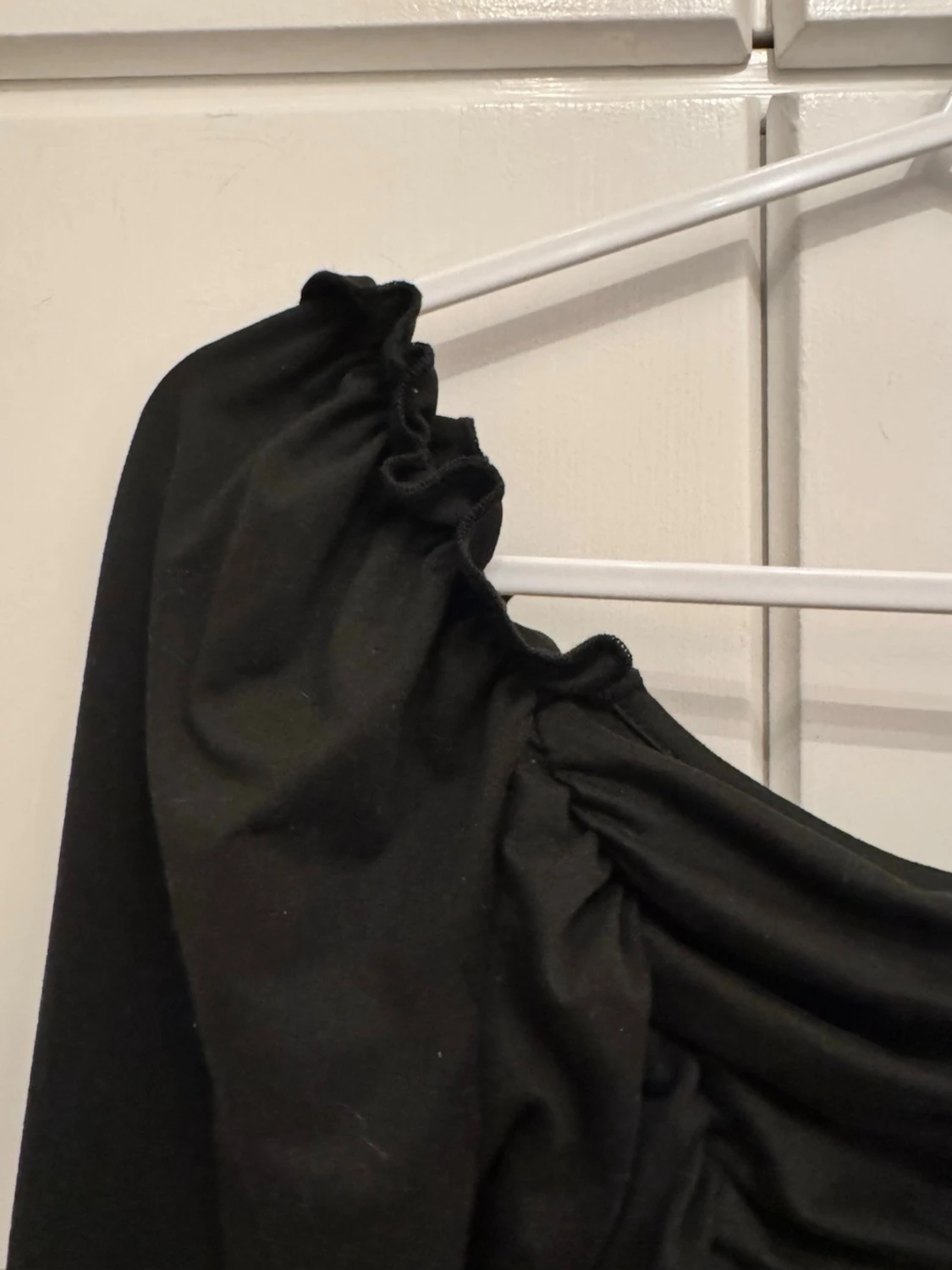 Svart croppad topp med rynk - 2