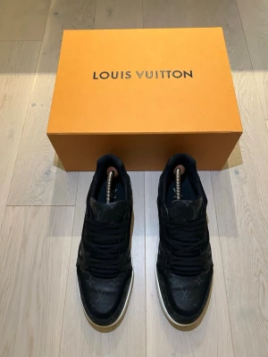 louis vuitton trainers  - Sjukt feta lv trainers i den fetaste färgen enligt mig , mycket bra sick och äkta såklart , har kvitto för seriösa köpare samt dem är köpta på klass resa i Polen för runt 11000kr i lv store . 👟🔥