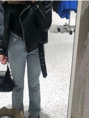 Ljusblå raka jeans - Säljer ett par ljusblå jeans med rak passform och klassisk femficksdesign. Jeansen har hög midja och stängs med dragkedja och knapp. Perfekta till en avslappnad och trendig look. De har även slits 
