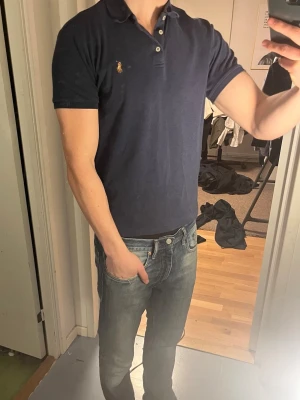 Ralph Lauren Piké - Tja säljer nu en Ralph Lauren Piké i storlek M och färgen Marinblå. Pikén är i ett fint skick utan några tydliga defekter. Hör av dig vid frågor eller funderingar