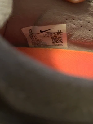 Nike Zoom Mercurial grå fotbollssko - Säljer en Nike Zoom Mercurial fotbollssko i grått med svart swoosh och detaljer. Ovandelen är tillverkad i ett lätt syntetmaterial för bra bollkontroll och komfort. Skon har snörning och en orange innersula med Zoom Air-dämpning för extra respons på planen.