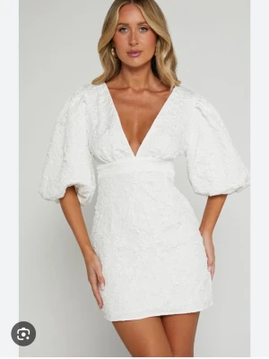 Studentklänning  - Populär vit studentklänning helt slutsåld! Endast använd en gång och den är som ny! Köpt för 1300kr. Hör av er för fler bilder❤️stl 38