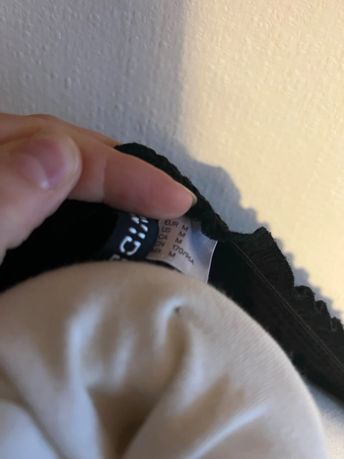 Svart off shoulder topp med smock - 3