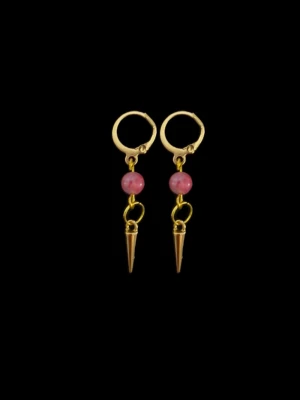 Guldörhängen med rosa pärla och spets - Snygga örhängen i guldfärg med rund rosa pärla och en hängande spetsig detalj. Örhängena har en modern design med ring som fäste och passar perfekt för dig som gillar unika accessoarer. Materialet ser ut att vara metall och pärla.