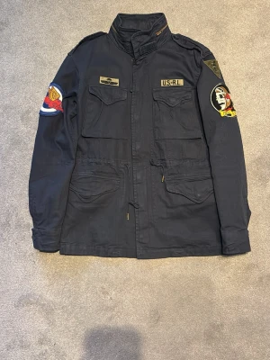 Ralph Lauren Field Jacka - Tja, säljer nu en skön Ralph Lauren Field jacka i storlek S | Perfekt nu när våren är här | Inga slitage eller liknande på jackan | Killen på bilden är 175 | Kom privat för fler frågor eller bilder, mvh Max 🌟