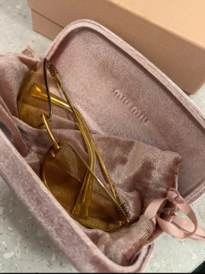 Miu Miu solglasögon A50S - Virala solglasögonen ifrån Miu Miu. Nypris 4000kr köpta ifrån Stureoptikern. Originalbox och dustbag ingår. 