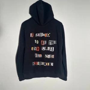 Valentino hoodie - Valentino James Reid Quote Hoodie. Säljs ej längre, mycket sällsynt. Nypris låg på kring 15 000. Skriv vid ytterligare frågor eller funderingar🤝 Storlek: S. Mått: Längd 64 cm. Bredd 51 cm.