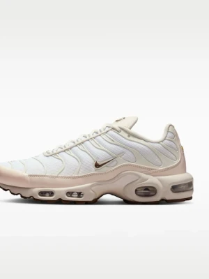 Nike Air Max Plus vita sneakers - Nike Air Max Plus sneakers i vitt med beige detaljer och guldigt Swoosh-märke. Skorna har synliga Air-enheter i sulan och Tn Air-logga på hälen. Ovandelen är i mesh med vågiga linjer och klassisk snörning. Perfekta för dig som gillar streetwear och snygg design.
