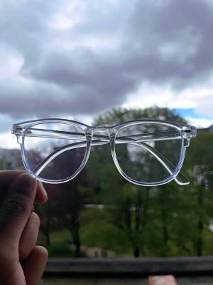 Chromeheart style glasses  - Snygga glasögon med transparent båge i plast och stora, rundade linser. Modern och stilren design som ger en clean vibe. Inget synligt märke på bågen och passar perfekt för dig som gillar minimalistiska accessoarer.