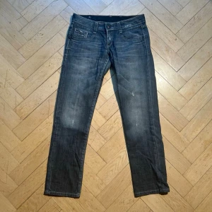 G-star jeans - Vid köp av fler produkter erbjuds bättre pris. Skriv vid ytterligare frågor eller funderingar🤝 Mått: Längd 92 cm. Midja 38,5 cm.