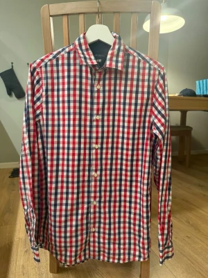 Rutig skjorta  - H&M skjorta herr. Storlek S. Använd fåtal gånger i bra skick.