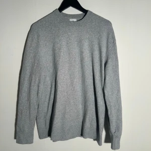 H&M tröja -  Vid köp av fler produkter erbjuds bättre pris. Skriv vid ytterligare frågor eller funderingar🤝 Storlek: S (passar större). Mått: Längd 71 cm. Bredd 50 cm.