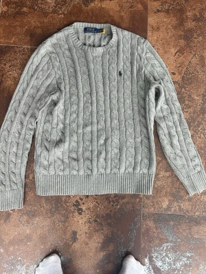 Polo Ralph Lauren tröja  - Inte alls använd mycket. Köptes för mindre än ett halvårsen men den e lite för liten för mig så vill sälja den pågrund av de. Så helt ny skick kan man säga 