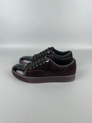 Vinröda Lanvin Skor - • The shoes have been gently used and are in very good condition  • Size: EU40 / UK6 (fits 41)  • Color: Burgundy / Wine Red  • Retail price: 5000 SEK / 450€  • No accessories included