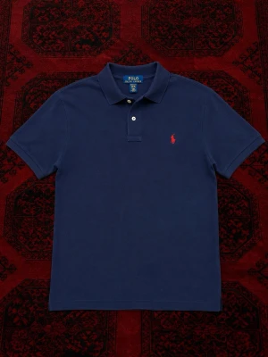 Marinblå pikétröja från Polo Ralph Lauren - Klassisk marinblå Ralph Lauren pike |Skick 9/10 utan några defekter! | barn storlek  18-20 år vilket motsvarar 165-175 cm för bra passform | (Sitter lite kortare vid armarna) tvättas och fräschas upp innan frakt! Pris går att diskutera vid bundle köp / snabbaffär 💯