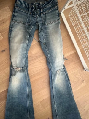  jeans med snörning - Säljer mina blåa jeans med snöring från Gina, dom är använda endast 1 gång i en timme, har inga tecken på användning💕
