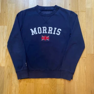 Mörkblå sweatshirt från Morris - Mörkblå sweatshirt från Morris till ett rimligt pris perfekt för både vardag och fest‼️ Storlek: XS som passar 165-175📏 Inga skador eller defekter. Skickar inom 24 timmar efter du beställt🚚 med en gåva🎁