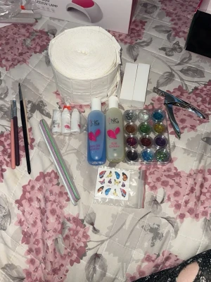Nagelkit med LED/UV-lampa ( använt 1 gång av mig men såklart har jag desinfikterat borstar som medföljer samt allt annat där det funnits kontakt. ) - Säljer detta nagelkit från Nagelgiganten där även en UV LAMPA MEDFÖLJER: -  Nail Wipes 1 - Tip Cutter . 1 - UV Gel Brush -1 Rosewood Sticks. 3 st olika filar 2 - Filing Block Buffer  - Clean Off Solution  - Nail Cleaner. 1 - Top & Base Gel 15 ml 1 - Builder/Sculpting Gel 15 gr 1 - White Gel 15 gr 1 - Cover Blush/Camouflage Gel 15 gr - White Tips  - Natural Tips  - Clear Tips 1 - Nail oil 3 - Stickers 1 - Glitter set 12 random colors 3 Lim där 2 är används och 1 oanvänd  1 - Instruktion 