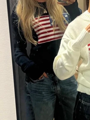 Mörkblå stickad tröja med USA-flagga - Stickad navy usa tröja! 
