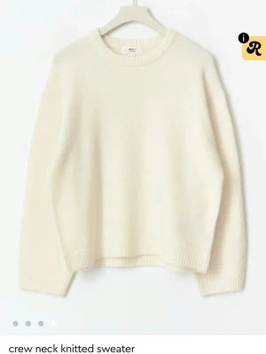Vit stickad tröja från Gina Tricot - Den är nopprig men fortfarande fin! Köptes för 400kr🩵
