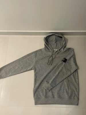 Stone Island hoodie  - Mått: • Bredd (armhåla till armhåla): 43 cm • Längd: 63 cm • Ärmlängd: 57 cm