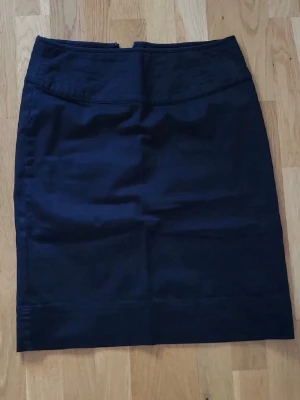 Kjol Vedo Moda - Kjol från Vero Moda i storlek 38.  Mycket fint skick.  