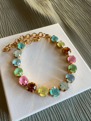 Armband i pastellfärger  - Helt nytt & oanvänt, storleken går att justera från 17 cm. Asken på bilden ingår inte, skickas i en lite mindre ask.