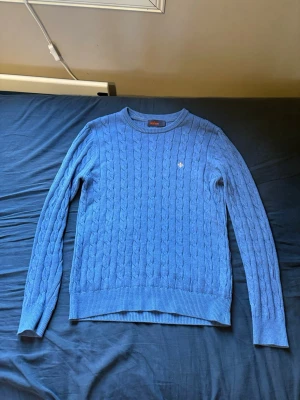 Blå kabelstickad tröja Morris - Tjena! Säljer en snasjig blå Morris tröja som passar perfekt för sommaren för endast 337kr. Funderingar? Fråga bara🤗