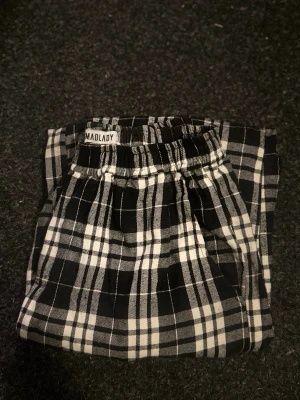Rutiga pyjamasbyxor från Madlady - Använd men ändå i bra skick. Du betalar frakten.       Det är bara att höra av sig om du har funderingar🤗
