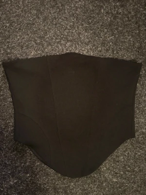 Svart tubtopp med dragkedja - Använd en gång så är i bra skick. Du betalar frakten.                                                                      Det är bara att höra av sig om du har funderingar🤗