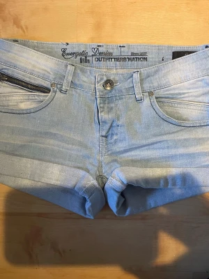 Lågmidjade ljusblå jeansshorts  - Lågmidjade jeansshorts med coola fickor. Fint skick! Midjemått runt 38 cm