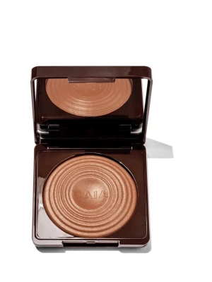 CAIA bronzer i guldig brun nyans - Färg LA DIGUE använd 3 gånger. Snygg bronzer från CAIA i en guldig brun nyans med skimrande finish. Kommer i en fyrkantig, glansig brun kompakt med spegel. Perfekt för att ge ansiktet en solkysst look och highlighta kindbenen. Pressat puder med cirkulärt mönster.