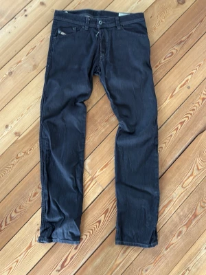 Diesel jeans - Grå Diesel jeans i storlek w30 l32 i bra skick med ett pris som inte är hugget i sten. Jeansen har en slim passform