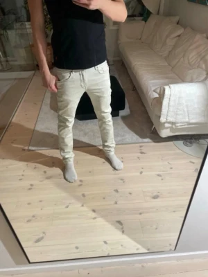 Vita J Lindeberg jeans strl 31/32 - Säljer ett par vita J Lindeberg slim fit jeans med klassisk femficksdesign och normal midja. Jeansen har smal passform hela vägen ner och är tillverkade i ett mjukt denimtyg med lite stretch för extra komfort. Perfekta för en clean och stilren look nu till sommaren. Lite tajta på mig och jag väger 75 kg, men längden ~180 cm är bra. Hör av er vid frågor och funderingar m!