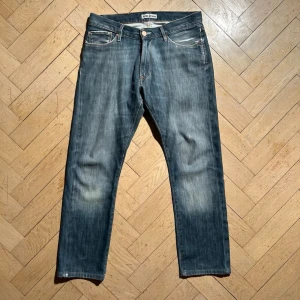 Acne jeans - Vid köp av fler produkter erbjuds bättre pris. Skriv vid ytterligare frågor eller funderingar🤝 Storlek: 30/32. Mått: Längd 96 cm. Midja 40 cm.