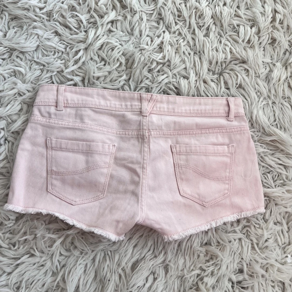 J26 Ljusrosa lågmidjade jeansshorts  - 2