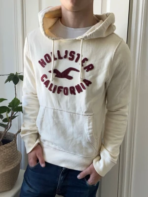 Hollister hoodie  - Hollister hoodie - personlig favorit. Inga defekter! Modellen i bilderna är 180 cm 75 kg och bär Storlek M , Kom med frågor! 🌟 (Kan gå ned i pris vid köp av paket 😉) 