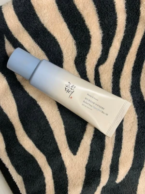Beauty of Joseon Relief Sun SPF50+ - Solkräm från Beauty of Joseon med SPF50+ PA++++. Tuben är ljusbeige med blått lock och har text på både koreanska och engelska. Innehåller risextrakt och probiotika (rice + B5) för extra vårdande effekt. Perfekt för dig som vill ha ett lätt solskydd i vardagen.