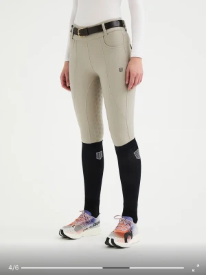 Compression Breeches från Maya Delores  - Maya Delores compression Breeches model. Små märken o fläckar som inte syns från långt håll. Original pris 1 599, storlek M