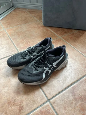 Svarta Asics löparskor med vit sula - Svarta löparskor från Asics med vit, tjock sula och klassisk vit logga på sidan. Dem är väldigt sköna , använde dem senast för 2 år sedan men dem är i bra skick. Säljer dem för de har blivit för små 